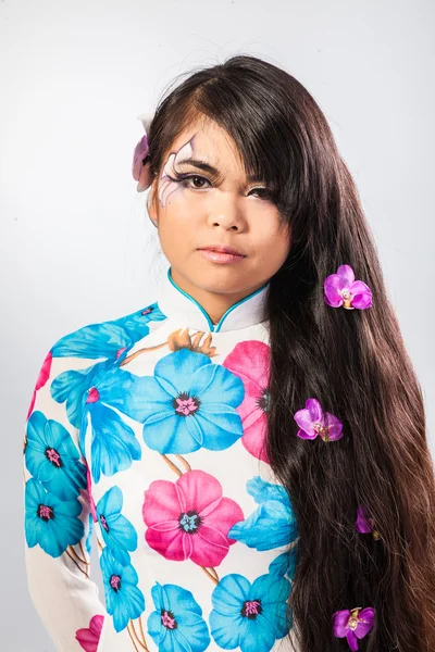 Bella donna asiatica con trucco di moda — Foto Stock