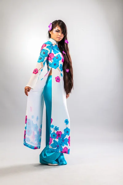 Όμορφη ασιατική γυναίκα φοράει μια εθνική ενδυμασία — Φωτογραφία Αρχείου