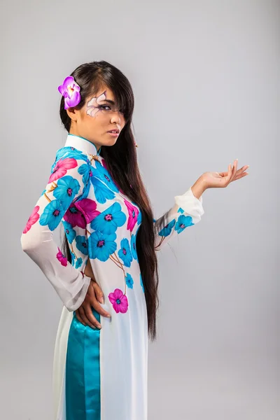 Schöne asiatische Frau trägt ein nationales Kleid — Stockfoto