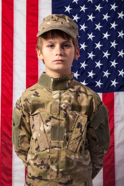 Jeune garçon habillé comme un soldat avec le drapeau américain — Photo