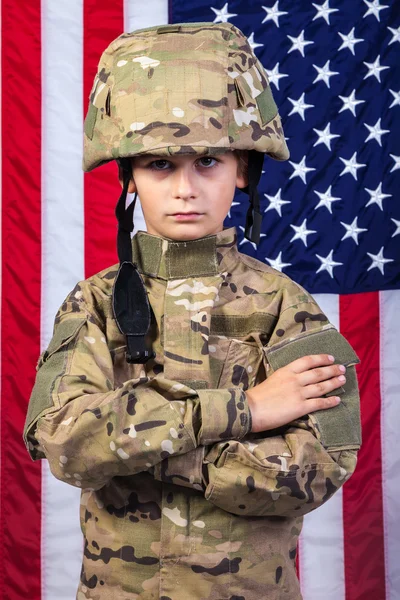 Mladý chlapec, oblečený jako voják s americkou vlajkou — Stock fotografie