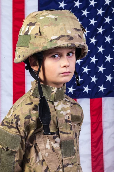 Мальчик, одетый как солдат с американским флагом — стоковое фото