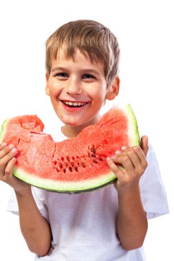 oğlan bir karpuz yiyor