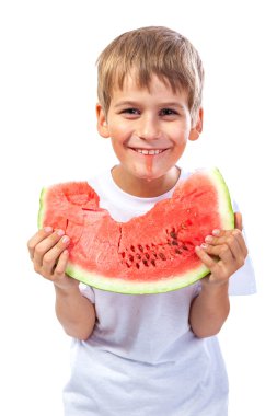 oğlan bir karpuz yiyor