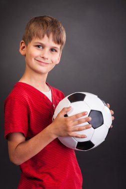 çocuğun futbol topu tutuyor