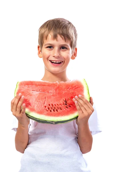 O rapaz está a comer uma melancia. — Fotografia de Stock