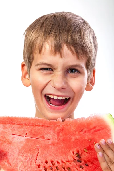 Il ragazzo sta mangiando un'anguria — Foto Stock