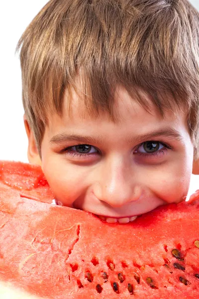 Il ragazzo sta mangiando un'anguria — Foto Stock