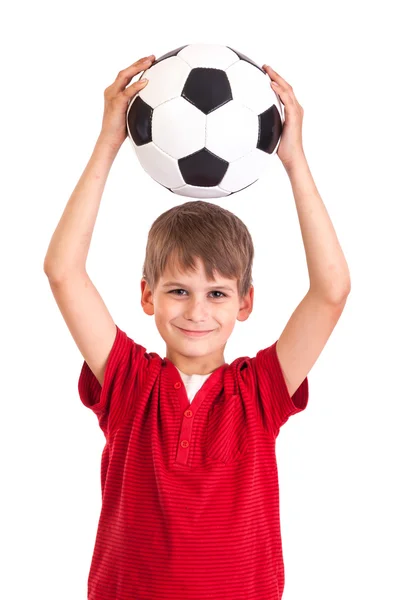 Carino ragazzo tenendo un calcio palla oltre la sua testa — Foto Stock