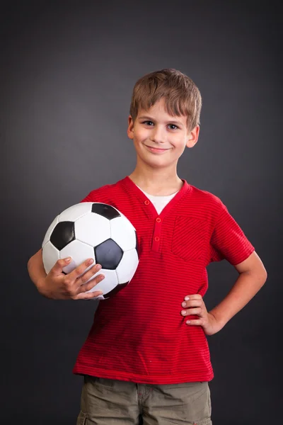 Garçon tient un ballon de football — Photo