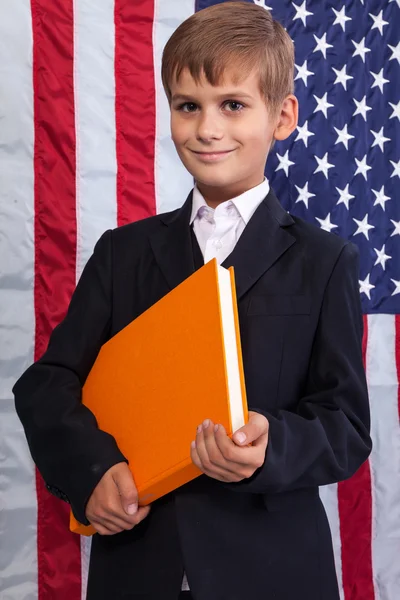 Schüler hält ein Buch in der Hand — Stockfoto