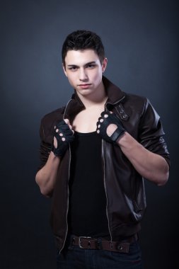 siyah genç adam