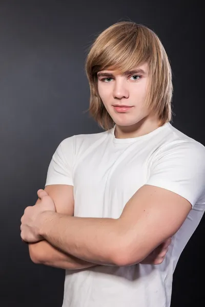 Muscular young man in a white t-shirt — Stock Photo, Image