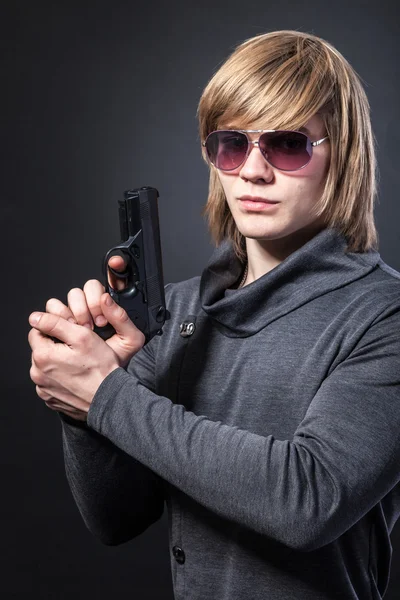 Poważny człowiek w okularach i z pistoletu — Zdjęcie stockowe