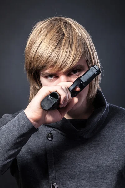 Seriöser Mann mit Waffe — Stockfoto