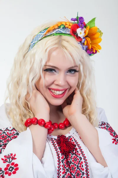 Γυναίκα ντυμένος ουκρανική εθνική ενδυμασία — Φωτογραφία Αρχείου