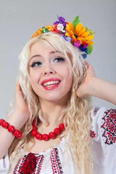 Kadın Ukrayna Ulusal elbise giyer — Stok fotoğraf