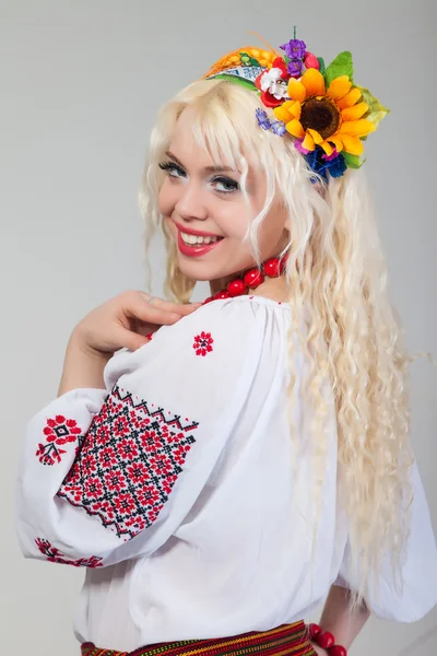 Femme porte robe nationale ukrainienne — Photo