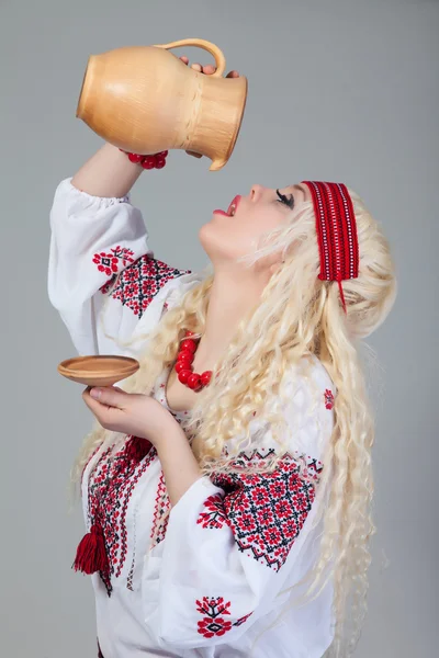 Frau trägt ukrainische Nationaltracht — Stockfoto