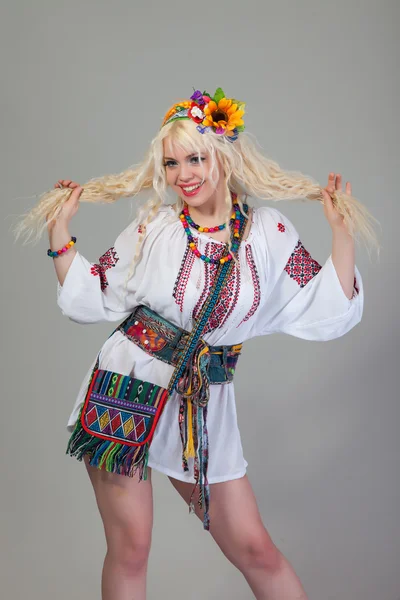 Nő visel ukrán nemzeti ruha — Stock Fotó