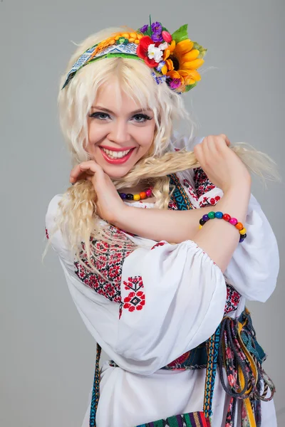 Žena nosí ukrajinské národní kroj — Stock fotografie