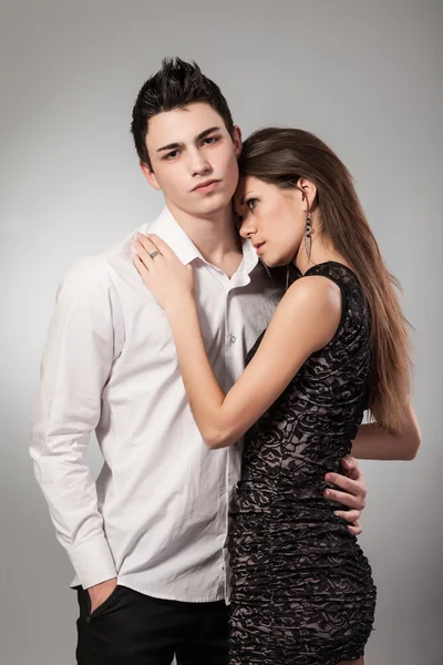 Woman put her head on his shoulder guy — Stock Photo, Image