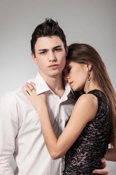 Woman put her head on his shoulder guy — Stock Photo, Image