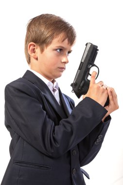 bir silah olan çocuk