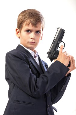 bir silah olan çocuk