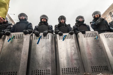 протест проти «диктатура» в Україні перетворює насильницькі