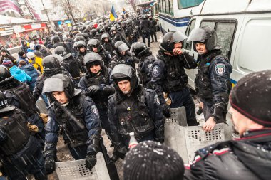 протест проти «диктатура» в Україні перетворює насильницькі