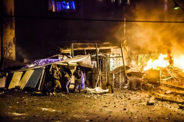 протест проти «диктатура» в Україні перетворює насильницькі