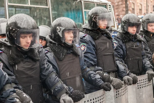 Protest tegen "dictatuur" in Oekraïne draait gewelddadige — Stockfoto