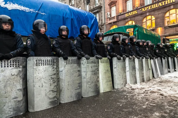 Protest tegen "dictatuur" in Oekraïne draait gewelddadige — Stockfoto