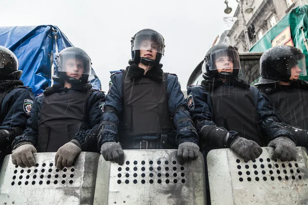 Protest tegen "dictatuur" in Oekraïne draait gewelddadige — Stockfoto