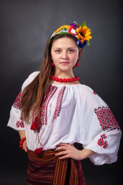 çekici kadın Ukrayna Ulusal elbise giyer