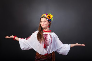 çekici kadın Ukrayna Ulusal elbise giyer