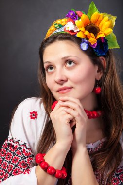 çekici kadın Ukrayna Ulusal elbise giyer