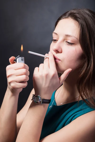teen-girl-smoking-chat-rooms