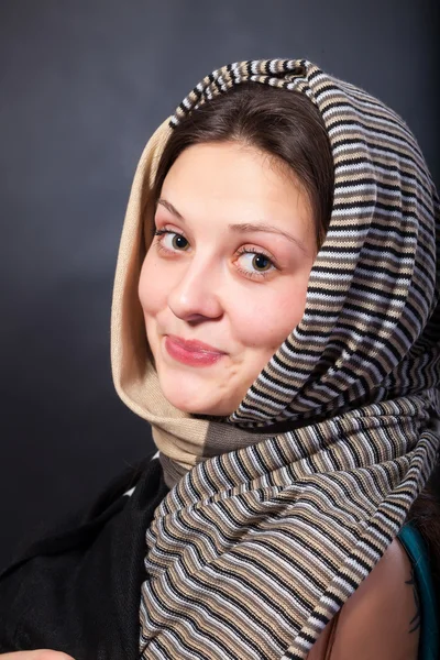 Frau Schal Nahaufnahme Gesicht Porträt. Berührung mit der Hand. — Stockfoto