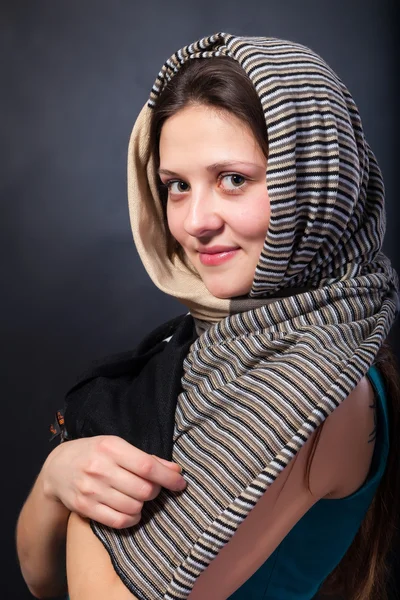 Frau Schal Nahaufnahme Gesicht Porträt. Berührung mit der Hand. — Stockfoto
