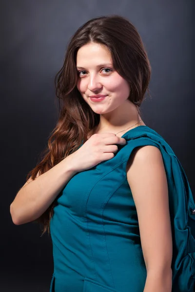 Retrato de Beleza. Mulher bonita em um fundo preto — Fotografia de Stock