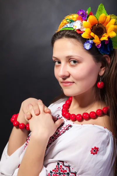 Femme attrayante porte robe nationale ukrainienne — Photo