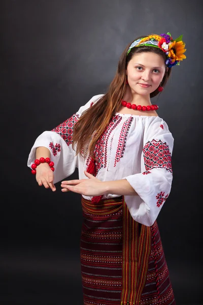 Mulher atraente usa vestido nacional ucraniano — Fotografia de Stock