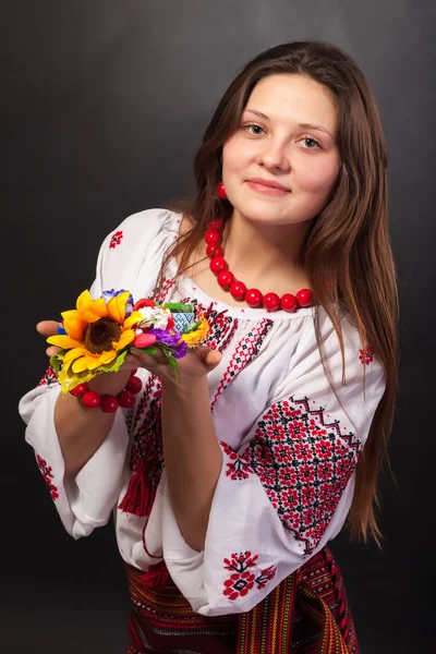 Attraktiv kvinna bär ukrainska nationella klänning — Stockfoto