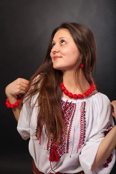 Femme attrayante porte robe nationale ukrainienne — Photo