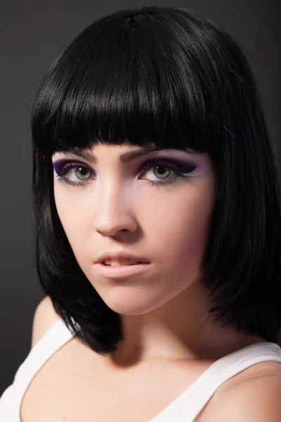 Retrato de una mujer morena con maquillaje brillante — Foto de Stock