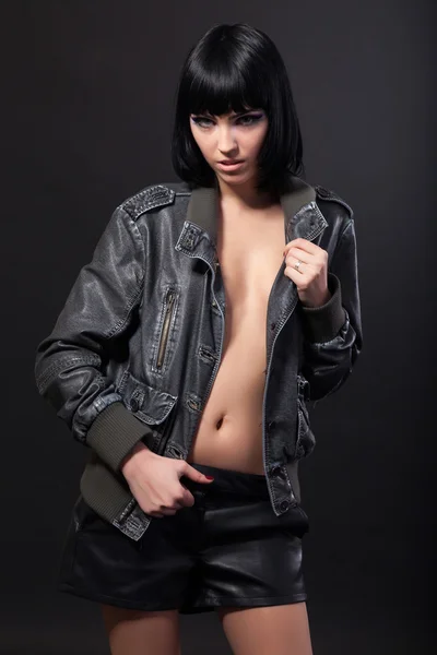 革のジャケットのブルネットの女性 — ストック写真