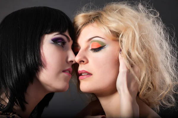 Två attraktiva lesbiska kyssar — Stockfoto
