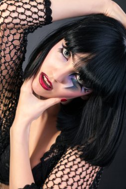 sanat makyaj ile kadının ellerini yüzüne karşı kaldırdı.